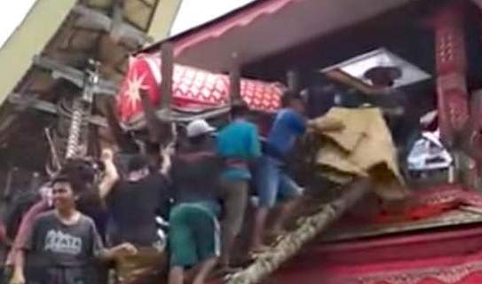 Τραγικό: Έπεσε πάνω του το φέρετρο της μητέρας του και τον σκότωσε! (VIDEO)