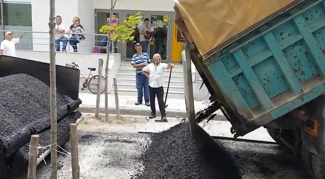 Ρίχνουν άσφαλτο αυτή την ώρα στην οδό Ίωνος Δραγούμη (VIDEO)