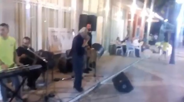 ΤΩΡΑ: Ο Κώστας Καραπαναγιωτίδης τραγουδά στην Κατερίνη (VIDEO)