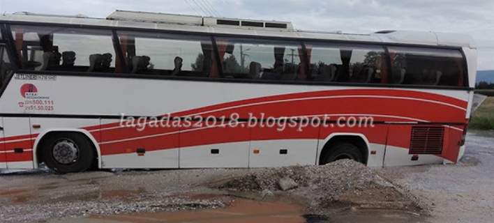 Οδόστρωμα «κατάπιε» λεωφορείο του ΚΤΕΛ στον Λαγκαδά (ΦΩΤΟ)