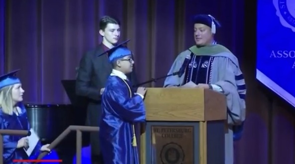 Πτυχιούχος στα 11: Ο γιος ελληνορθόδοξου ιερέα θέλει να αποδείξει επιστημονικά την ύπαρξη του Θεού (VIDEO)