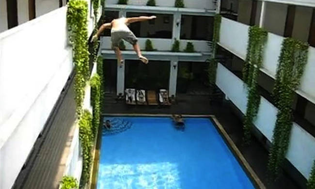 Τι είναι το άκρως επικίνδυνο balconing που σκοτώνει ή «σακατεύει» τα θύματα του (VIDEO & ΦΩΤΟ)