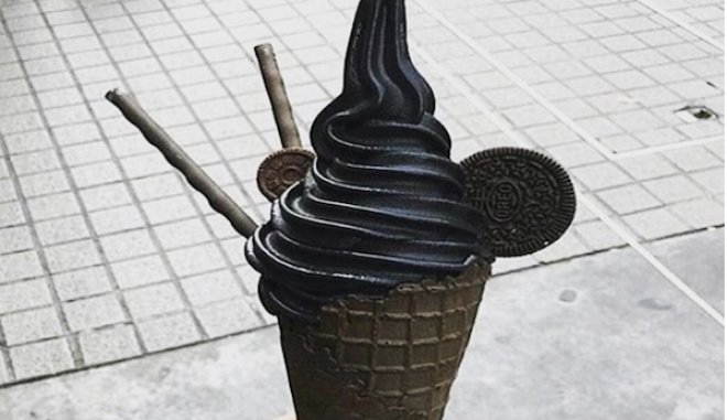 Η Νέα Υόρκη απαγορεύει τα μαύρα παγωτά για έναν πολύ σοβαρό λόγο