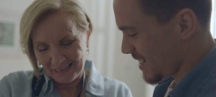 Λευτέρης Πετρούνιας: Οταν είδα τη διαφήμιση που έκανα με τη μητέρα μου, έβαλα τα κλάματα