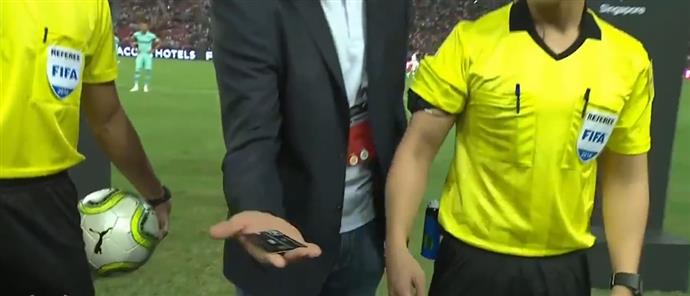 Δεν ξανάγινε! Έστριψαν… πιστωτική κάρτα αντί για κέρμα πριν τη σέντρα! (VIDEO)