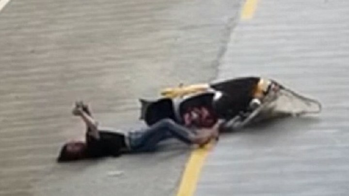 Έπαιζε με το κινητό της και τράκαρε – Συνέχισε απερίσπαστη ενώ ήταν ξαπλωμένη στην άσφαλτο! (VIDEO)