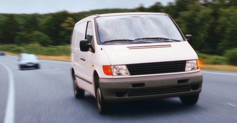 Άντρας με λευκό βανάκι σκορπά τον τρόμο σε ανήλικα παιδιά στη Λάρισα!