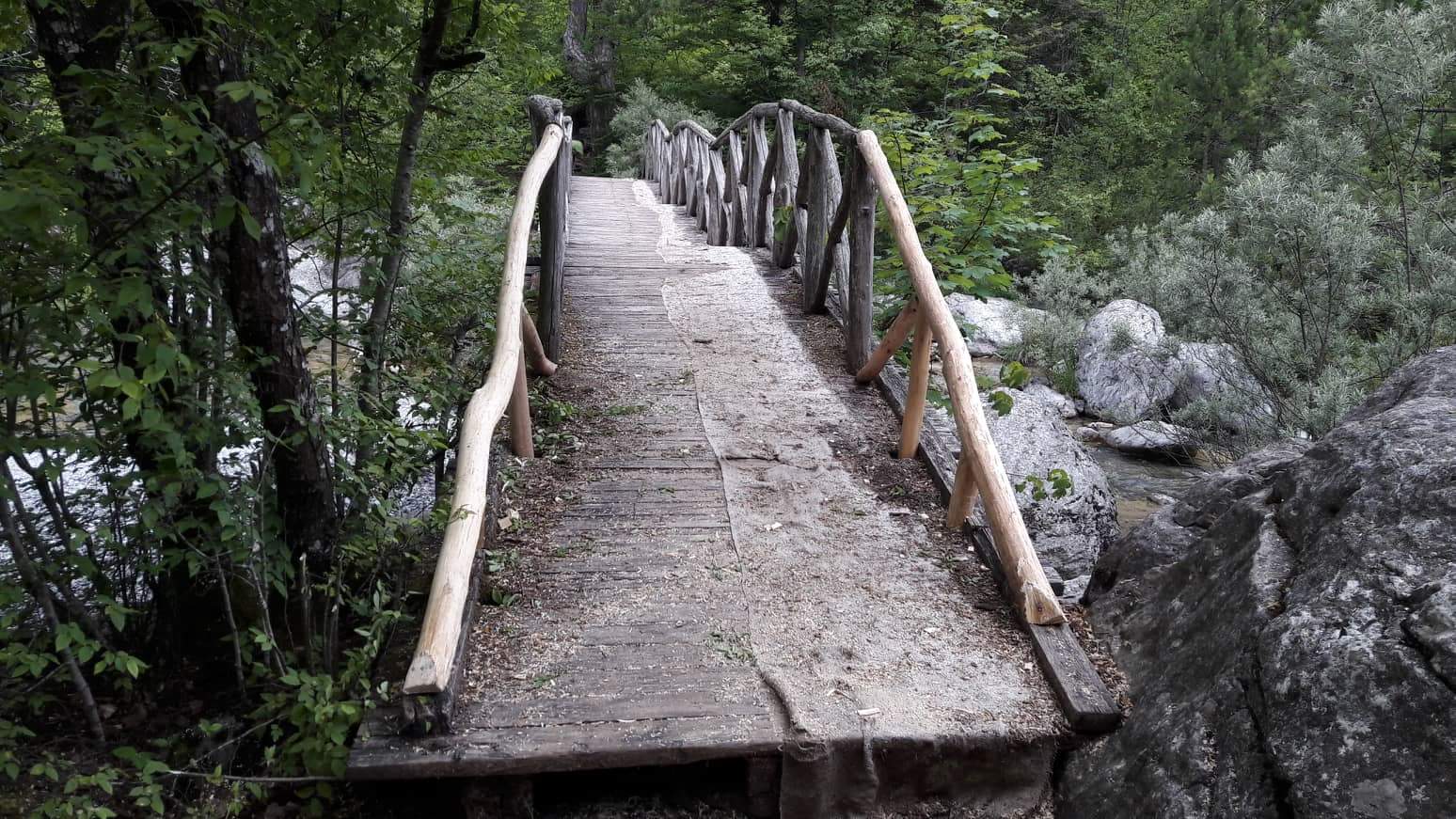 «Lifting» στα ξύλινα γεφύρια του Ολύμπου – Ανακατασκευή και συντήρηση από τον Δήμο Δίου Ολύμπου (ΦΩΤΟ)