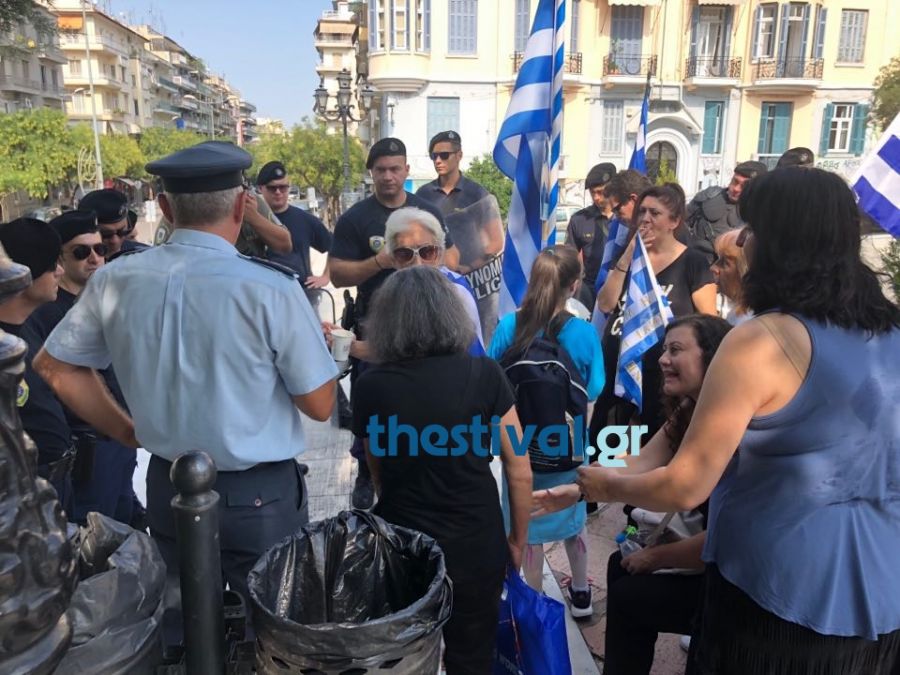 Διαμαρτυρία πολιτών για την παρουσία Τσίπρα στη Θεσσαλονίκη (VIDEO)