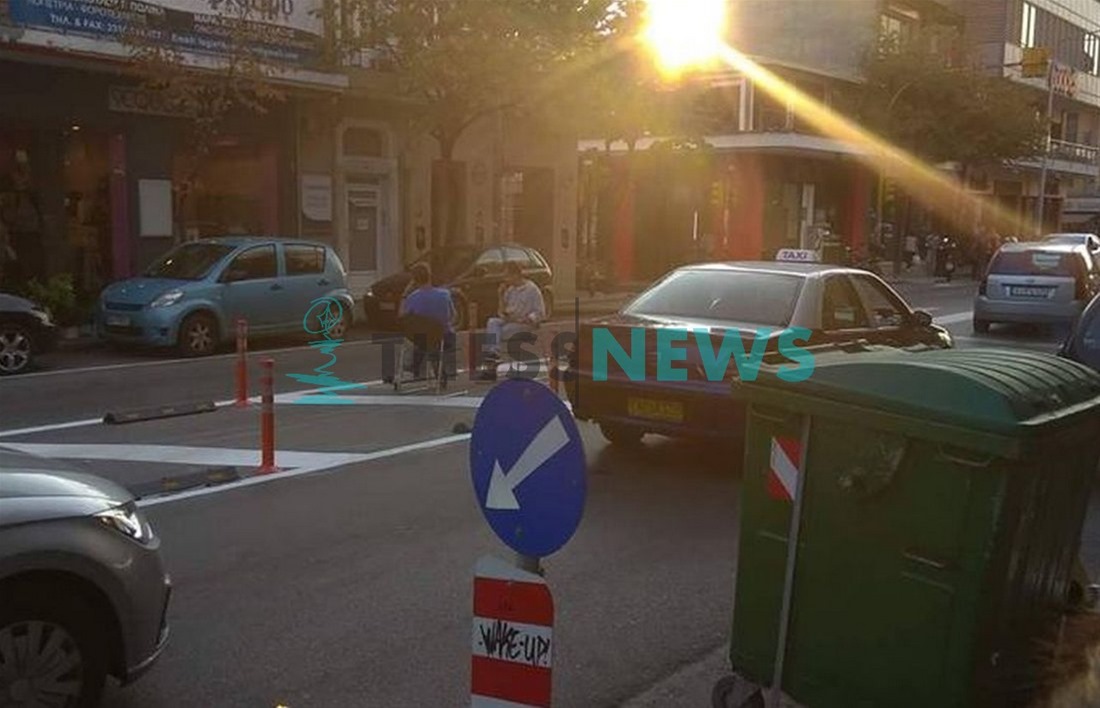 Έβαλαν καρέκλες στη μέση κεντρικού δρόμου για να πιουν… καφέ! (ΦΩΤΟ)