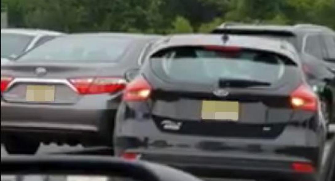 Επτά λεπτά και ένα χτυπημένο αυτοκίνητο στο πιο… επικό ξεπαρκάρισμα! (VIDEO)