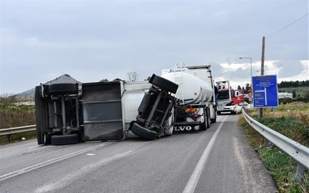 Θεσσαλονίκη: Βυτιοφόρο εξετράπη και έπεσε από γέφυρα – Τυλίχτηκε στις φλόγες ο τράκτορας
