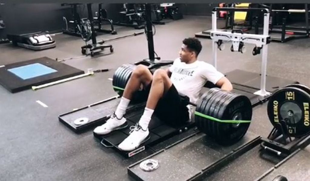 Ο Γιάννης Αντετοκούνμπο σήκωσε 260 κιλά κάνοντας την άσκηση-γέφυρα!