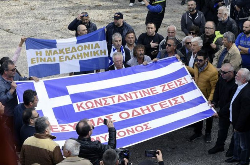 Με ελληνικές σημαίες και συνθήματα η κηδεία του Κωνσταντίνου Κατσίφα (VIDEO & ΦΩΤΟ)