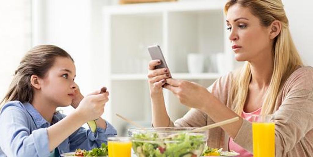 Πώς τα smartphones αλλάζουν τη δομή της οικογένειας και πώς να προστατευθούμε