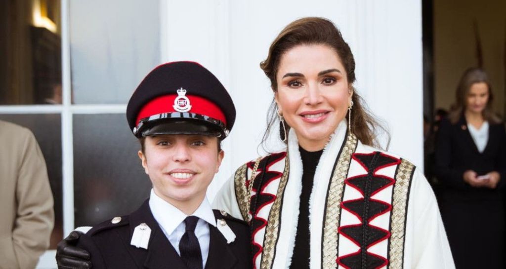 Περήφανη μητέρα – Η βασίλισσα Ράνια εντυπωσίασε στην αποφοίτηση της κόρης της από στρατιωτική ακαδημία
