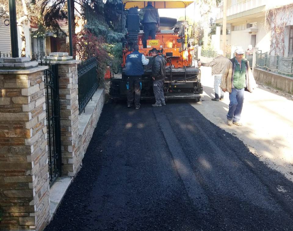 Συνεχίζονται οι ασφαλτοστρώσεις σε δρόμους της Κατερίνης