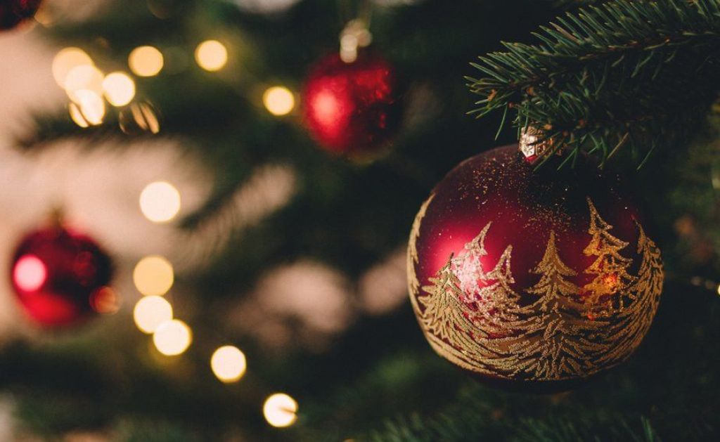 Πώς να διακοσμήσεις τέλεια το χριστουγεννιάτικο δέντρο – Εργαλείο υπολογίζει τι ακριβώς θα χρειαστείς