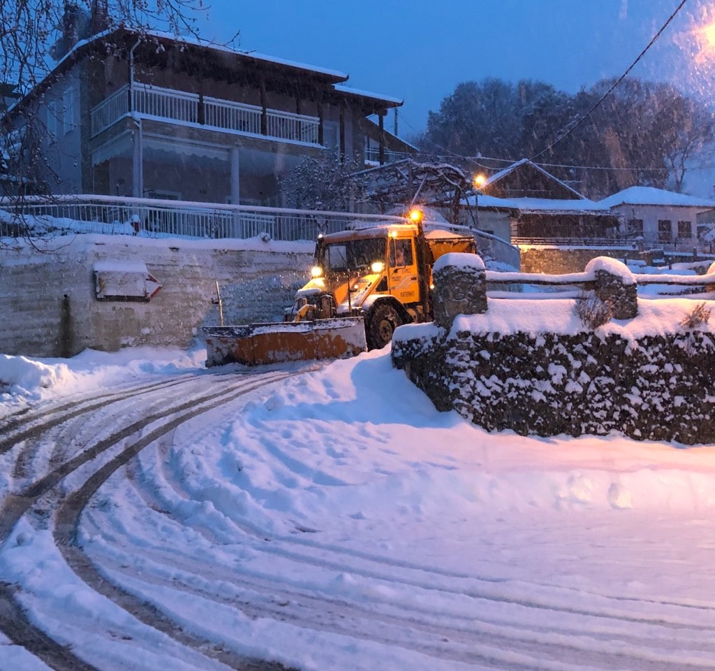 Δήμος Κατερίνης: Ολονύχτια μάχη με τα χιόνια – Αποχιονισμός στα ορεινά & ρίψη θαλασσινού αλατιού στην παραλιακή ζώνη