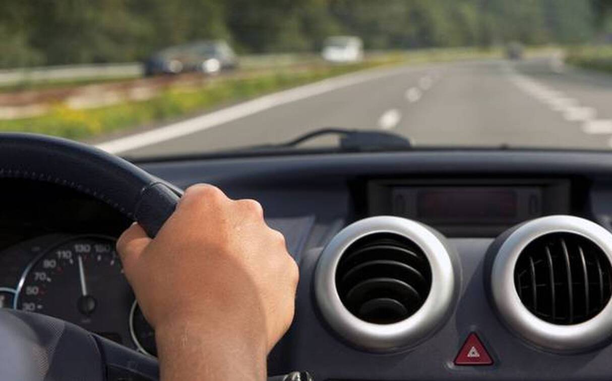 Handsfree τέλος με τον νέο ΚΟΚ – Βαριά πρόστιμα και αφαίρεση διπλώματος