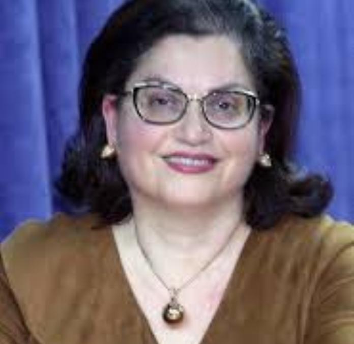 Μια δημόσια υπάλληλος που δεν σχολάει στην ώρα της