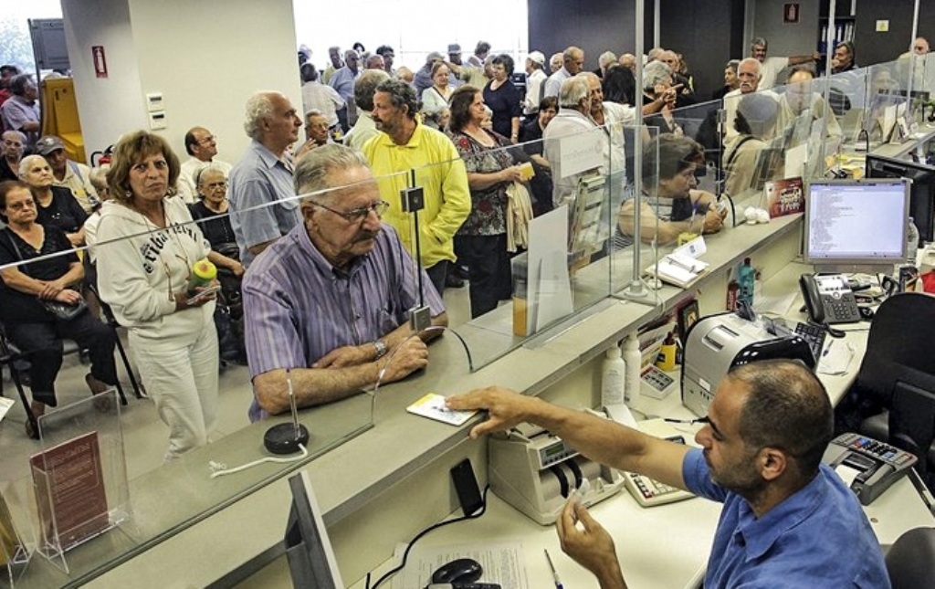 Στην Ελλάδα αντιστοιχεί 1 τραπεζοϋπάλληλος σε 292 κατοίκους – Στην ευρωζώνη 1 σε 185 κατοίκους