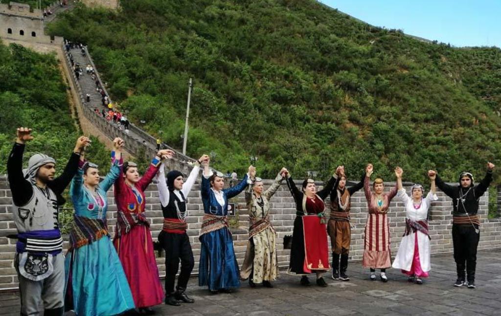 Χόρεψαν ποντιακά στο Σινικό Τείχος για τα 100 χρόνια από τη Γενοκτονία των Ποντίων (ΦΩΤΟ)