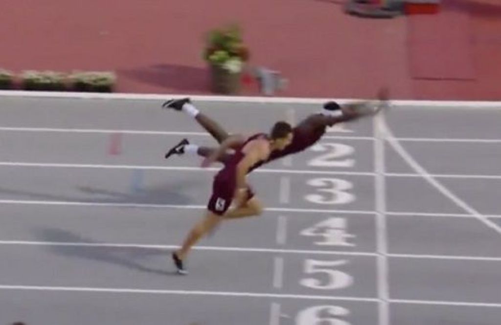 Απίστευτη βουτιά σε αγώνα 400 μέτρων μετ’ εμποδίων – «Πέταξε» για να τερματίσει πρώτος (VIDEO)