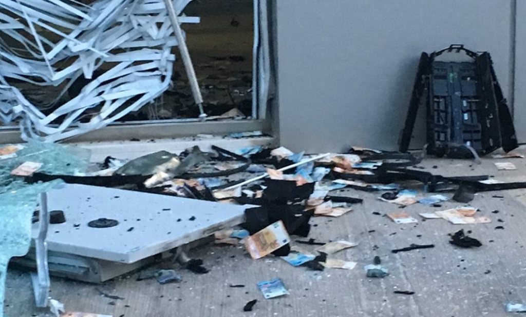 «Χτύπησαν» ΑΤΜ στη Γλυφάδα – Από την έκρηξη σκόρπισαν παντού λεφτά!