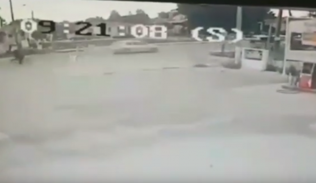 Τρίκαλα: Σοκαριστικό βίντεο από τη στιγμή που τρακτέρ παρασύρει ποδηλάτη