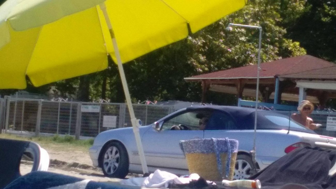 Η κυρία με τη Μερσεντές «κόλλησε» στην αμμουδιά – Χαμός στην παραλία του Παντελεήμονα (ΦΩΤΟ)