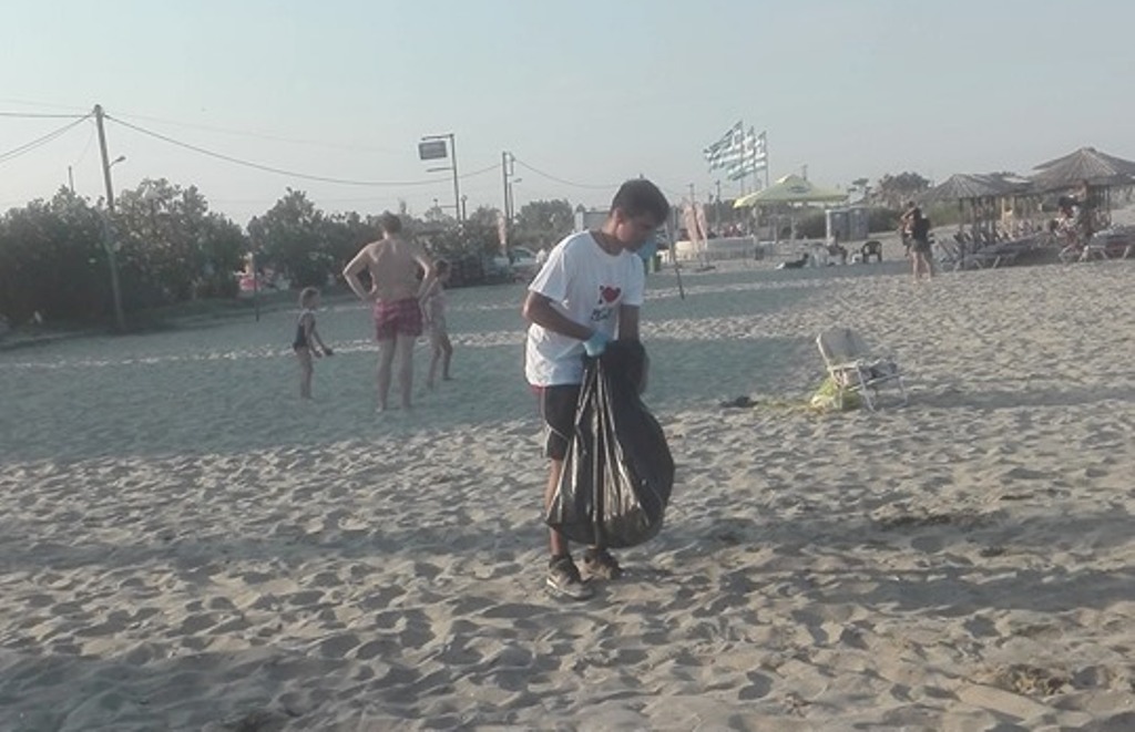 Δεν κάθονται με σταυρωμένα χέρια στην Παραλία – Καθαρίζουν, κόβουν χόρτα & ευπρεπίζουν κοινόχρηστους χώρους (ΦΩΤΟ)