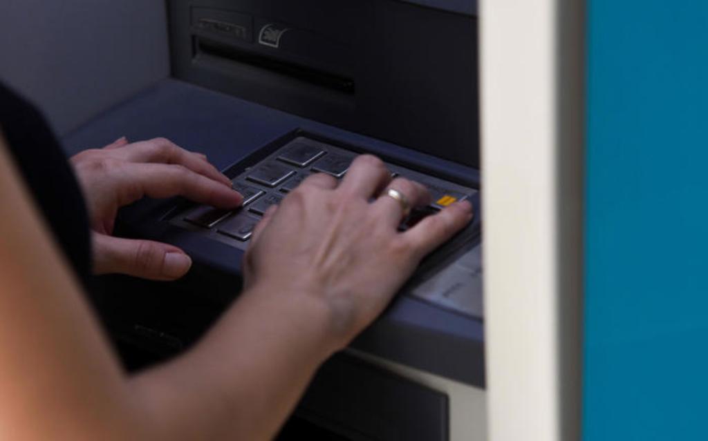 Αυξάνεται ο ακατάσχετος λογαριασμός για οφειλέτες με ληξιπρόθεσμα χρέη