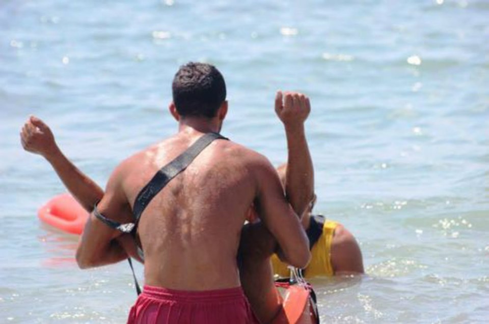 Ναυαγοσώστης στην Κρήτη έσωσε για δεύτερη φορά την ίδια γυναίκα: «Πάλι εσύ;», της είπε