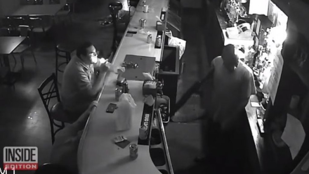 Τον απειλούσαν με όπλο και αυτός… άναβε τσιγάρο