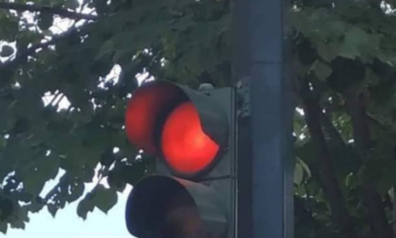 Απίστευτο και όμως ελληνικό: Το σημείωμα σε φανάρι που δεν δουλεύει το πράσινο (ΦΩΤΟ)