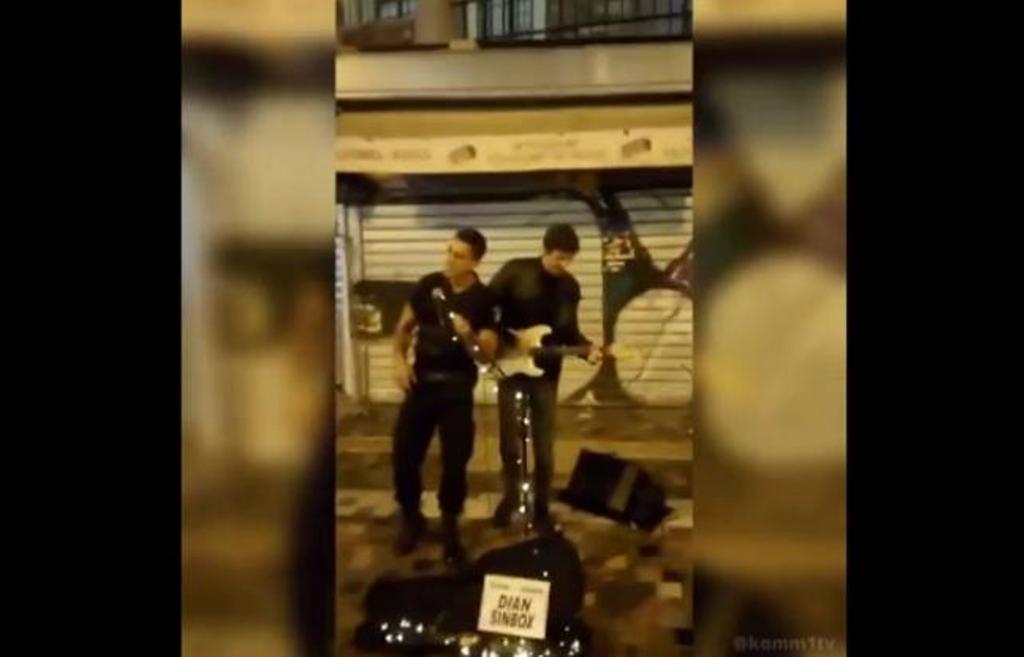 «ΕΛ.ΑΣ… έχεις ταλέντο»: Ποιος είναι ο αστυνομικός που έγινε viral τραγουδώντας στο Μοναστηράκι (VIDEO)