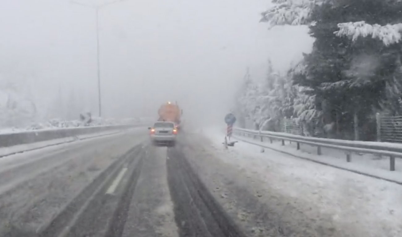 Ταλαιπωρία για επιβάτες του ΚΤΕΛ στην εθνική οδό λόγω «Ζηνοβίας» (ΦΩΤΟ)