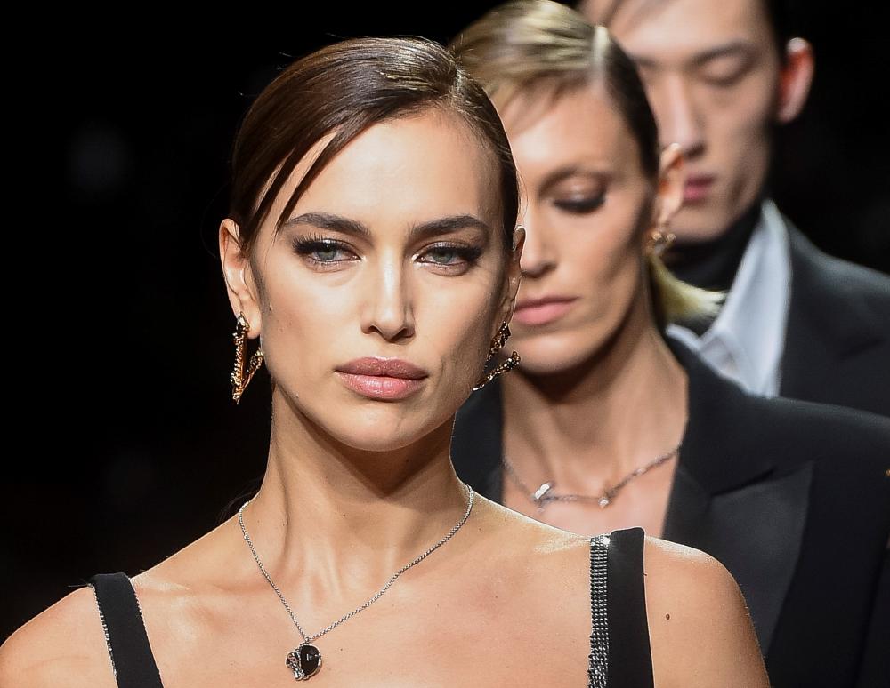 MFW: Η πρώτη συλλογή Versace με ρούχα για άνδρες και γυναίκες