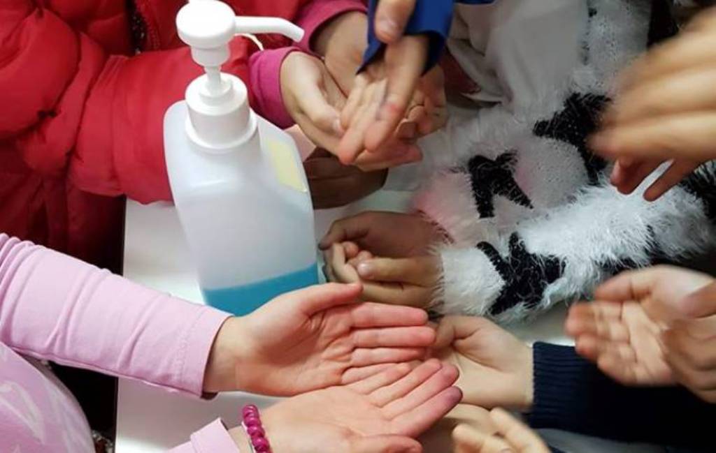 ΚΕΔΕ προς δήμους: Πάρτε αντισηπτικά για τα σχολεία – Παραμονεύει η γρίπη