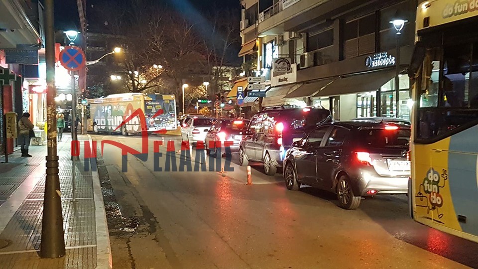 Πλ. Ελευθερίας: Ακόμη ένα μποτιλιάρισμα λόγω παράνομης στάσης οχήματος (ΦΩΤΟ)