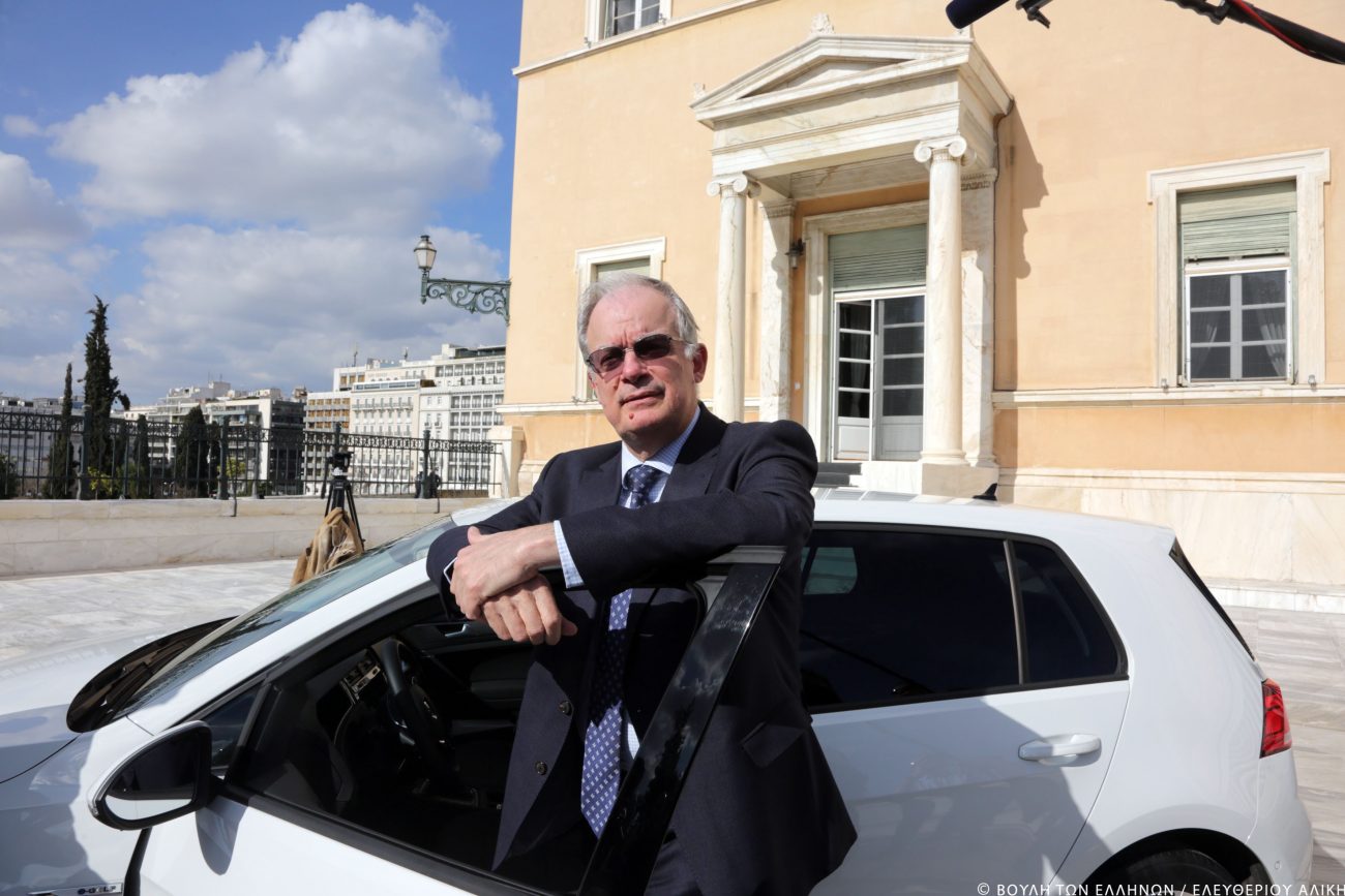 Ποιοι βουλευτές πήραν ηλεκτρικά αυτοκίνητα και τι μάρκα – Όλη η λίστα