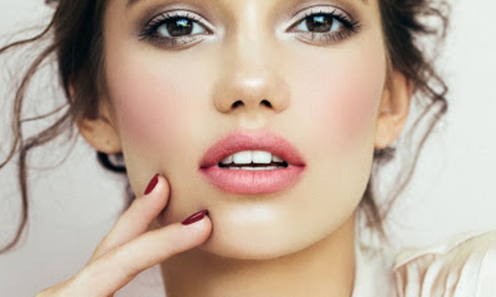 Χρήσιμα tips για να μην αγγίζεις συνέχεια το πρόσωπό σου