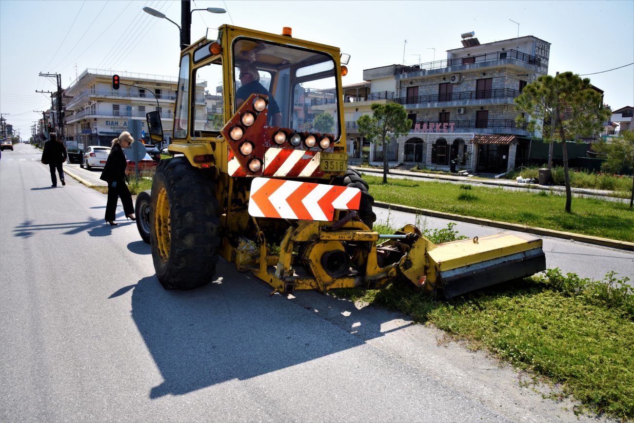 Καθαρίστηκε από χόρτα και σκουπίδια ο δρόμος Κατερίνης-Παραλίας