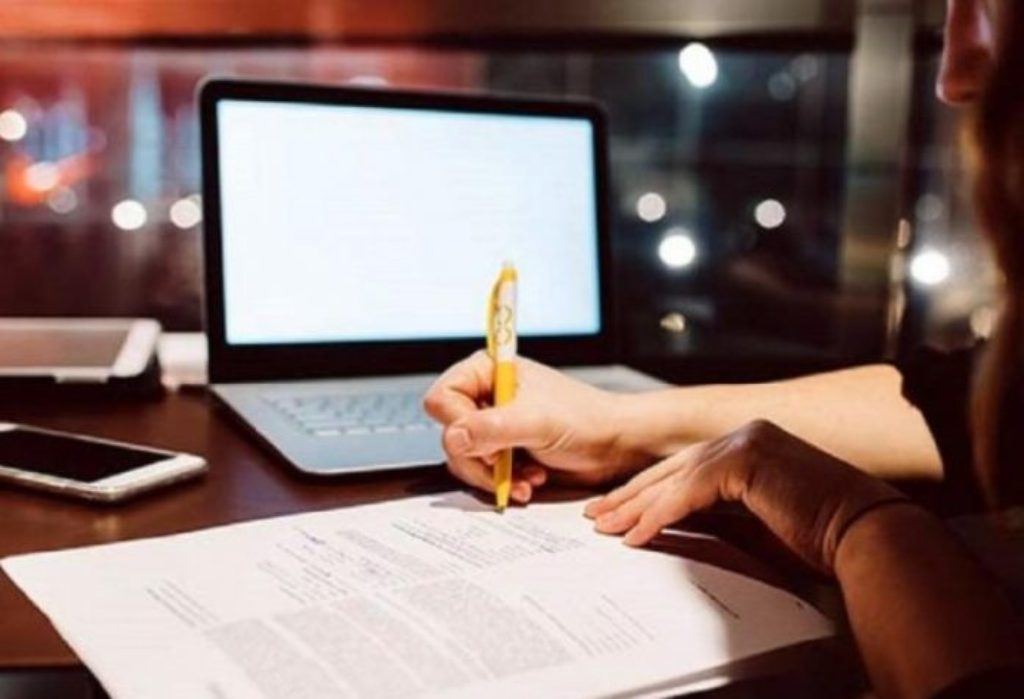 Τηλεργασία – Βρούτσης: Δεν αλλάζει ούτε η σύμβαση εργασίας ούτε ο μισθός όσων εργαστούν με αυτό τον τρόπο