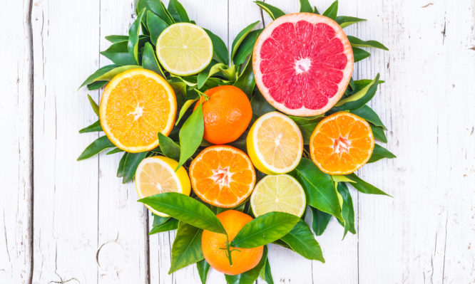 Βιταμίνη C: Με ποιες ασθένειες συνδέεται – Κίνδυνοι – Δοσολογία