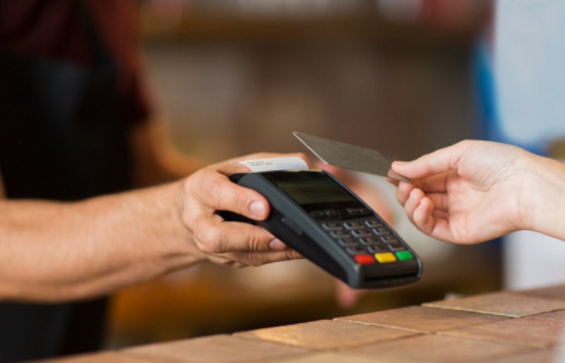 Ανέπαφες συναλλαγές: Μένει το όριο των 50 ευρώ χωρίς PIN