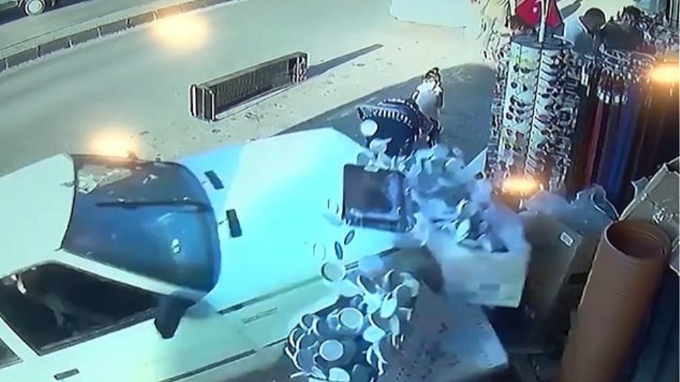Τουρκία: Αυτοκίνητο εκτός ελέγχου πέφτει σε κατάστημα – Τρομακτικό βίντεο