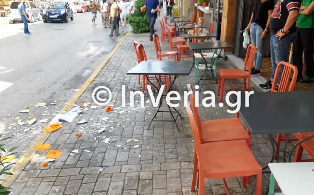 Απίστευτες εικόνες στη Βέροια: Συνεπλάκησαν Ρομά με καρέκλες, καδρόνια και… σερβίτσια! (ΒΙΝΤΕΟ)