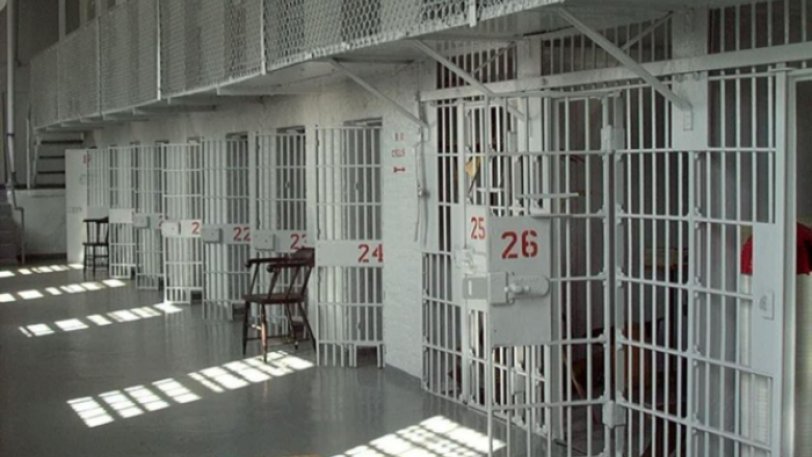 Ομοίωμα χειροβομβίδας και… ρούτερ στις φυλακές Χαλκίδας